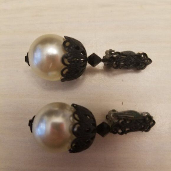 3 pair Vintage Clip on earrings and 1 pin - Picture 4 of 7